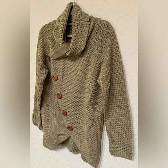 NEW Grecerelle Womens Asymmetric Chunky Button Detail Pullover Sweater Size L - Picture 7 of 14